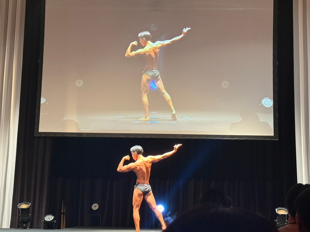 SPORTS MODEL JAPAN 2026のステージでバックポーズをする様子