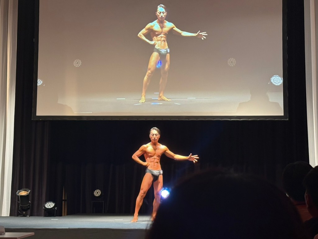 SPORTS MODEL JAPAN 2026のステージで1分間のフリーポーズをする様子